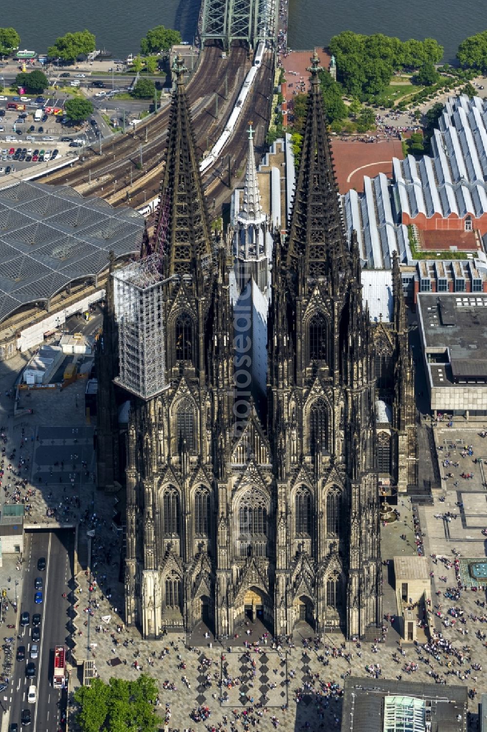 Aerial photograph Köln - View of the Cologne Cathedral in the center of Cologne, near central station. The Cologne Cathedral is a Roman Catholic church in the Gothic style in Cologne and the Cathedral of the Archdiocese of Cologne. It is the second highest church building in Europe and the third highest in the world