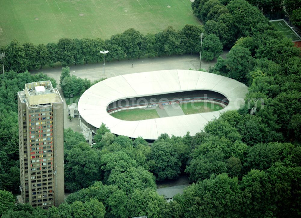 Köln from the bird's eye view: Blick in den Kölner Stadtwald mit Radstadion und Sporthochschule. Das Albert-Richter-Radstadion liegt in direkter Nachbarschaft zum Müngersdorfer Stadion und zur Deutschen Sporthochschule in Köln-Müngersdorf.