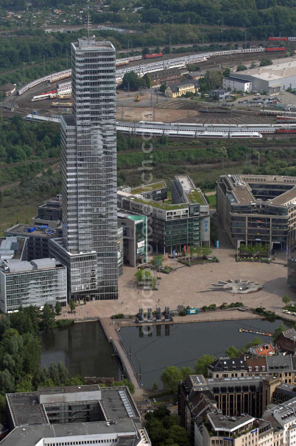 Köln from the bird's eye view: Blick auf den Kölnturm. Der Kölnturm ist mit 148,5 Metern (165,48 Meter mit Antenne) das höchste Bürogebäude in Köln. Er wurde in zweieinhalb Jahren, vom 1. Juni 1999 (Grundsteinlegung) bis 21. November 2001 (Einweihung) im Kölner Mediapark gebaut. Das Gebäudeensemble im Stadtteil Köln-Neustadt-Nord soll die Stadt Köln als Medienstandort aufwerten und Unternehmen aus der Branche Büro-, Kongress- und Konferenzräume bieten. Verantwortliche Architekten sind Jean Nouvel (Paris) und Kohl und Kohl (Essen). Kontakt Jean Nouvel: Tel. (+33)1 49238383, Email: info@jeannouvel.fr; Kontakt Kohl und Kohl: Tel. +49(0)201 105630