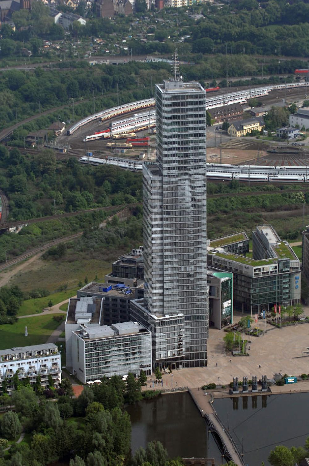 Aerial photograph Köln - Blick auf den Kölnturm. Der Kölnturm ist mit 148,5 Metern (165,48 Meter mit Antenne) das höchste Bürogebäude in Köln. Er wurde in zweieinhalb Jahren, vom 1. Juni 1999 (Grundsteinlegung) bis 21. November 2001 (Einweihung) im Kölner Mediapark gebaut. Das Gebäudeensemble im Stadtteil Köln-Neustadt-Nord soll die Stadt Köln als Medienstandort aufwerten und Unternehmen aus der Branche Büro-, Kongress- und Konferenzräume bieten. Verantwortliche Architekten sind Jean Nouvel (Paris) und Kohl und Kohl (Essen). Kontakt Jean Nouvel: Tel. (+33)1 49238383, Email: info@jeannouvel.fr; Kontakt Kohl und Kohl: Tel. +49(0)201 105630