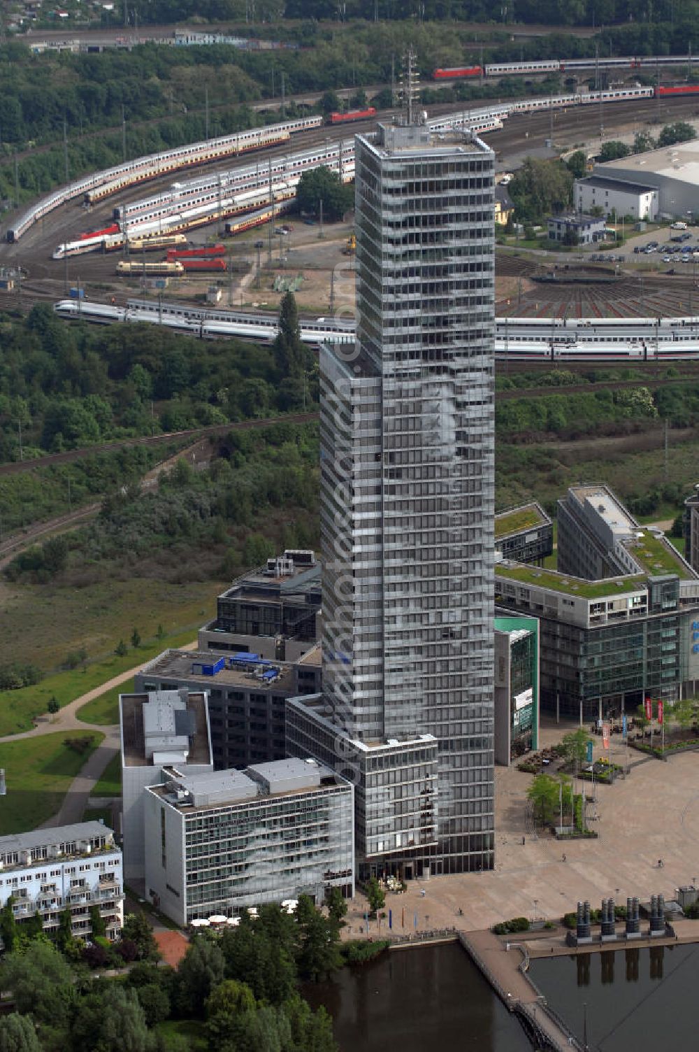 Köln from above - Blick auf den Kölnturm. Der Kölnturm ist mit 148,5 Metern (165,48 Meter mit Antenne) das höchste Bürogebäude in Köln. Er wurde in zweieinhalb Jahren, vom 1. Juni 1999 (Grundsteinlegung) bis 21. November 2001 (Einweihung) im Kölner Mediapark gebaut. Das Gebäudeensemble im Stadtteil Köln-Neustadt-Nord soll die Stadt Köln als Medienstandort aufwerten und Unternehmen aus der Branche Büro-, Kongress- und Konferenzräume bieten. Verantwortliche Architekten sind Jean Nouvel (Paris) und Kohl und Kohl (Essen). Kontakt Jean Nouvel: Tel. (+33)1 49238383, Email: info@jeannouvel.fr; Kontakt Kohl und Kohl: Tel. +49(0)201 105630