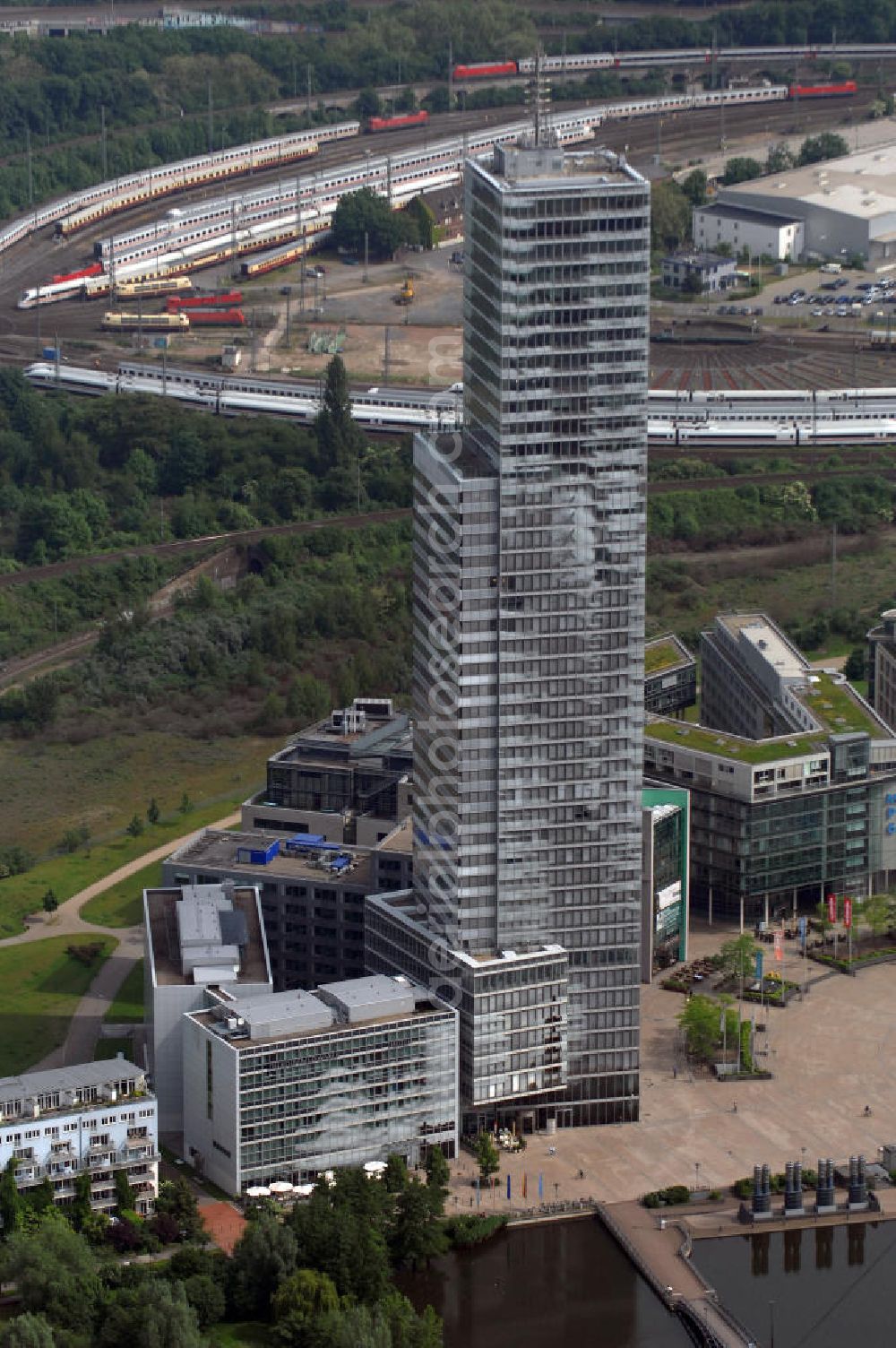 Köln from the bird's eye view: Blick auf den Kölnturm. Der Kölnturm ist mit 148,5 Metern (165,48 Meter mit Antenne) das höchste Bürogebäude in Köln. Er wurde in zweieinhalb Jahren, vom 1. Juni 1999 (Grundsteinlegung) bis 21. November 2001 (Einweihung) im Kölner Mediapark gebaut. Das Gebäudeensemble im Stadtteil Köln-Neustadt-Nord soll die Stadt Köln als Medienstandort aufwerten und Unternehmen aus der Branche Büro-, Kongress- und Konferenzräume bieten. Verantwortliche Architekten sind Jean Nouvel (Paris) und Kohl und Kohl (Essen). Kontakt Jean Nouvel: Tel. (+33)1 49238383, Email: info@jeannouvel.fr; Kontakt Kohl und Kohl: Tel. +49(0)201 105630