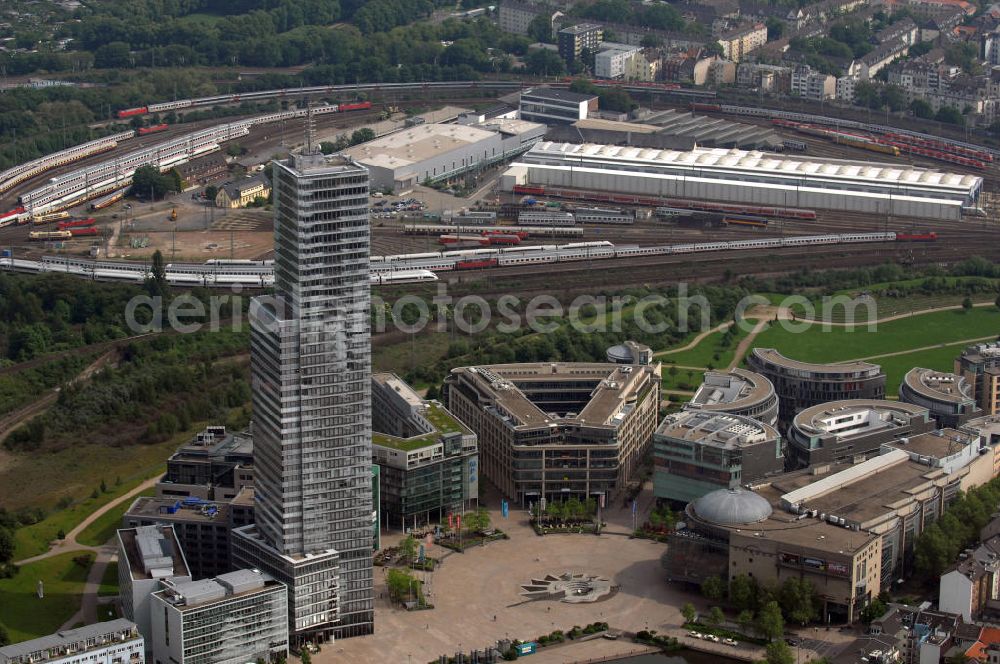 Aerial image Köln - Blick auf den Kölnturm. Der Kölnturm ist mit 148,5 Metern (165,48 Meter mit Antenne) das höchste Bürogebäude in Köln. Er wurde in zweieinhalb Jahren, vom 1. Juni 1999 (Grundsteinlegung) bis 21. November 2001 (Einweihung) im Kölner Mediapark gebaut. Das Gebäudeensemble im Stadtteil Köln-Neustadt-Nord soll die Stadt Köln als Medienstandort aufwerten und Unternehmen aus der Branche Büro-, Kongress- und Konferenzräume bieten. Verantwortliche Architekten sind Jean Nouvel (Paris) und Kohl und Kohl (Essen). Kontakt Jean Nouvel: Tel. (+33)1 49238383, Email: info@jeannouvel.fr; Kontakt Kohl und Kohl: Tel. +49(0)201 105630