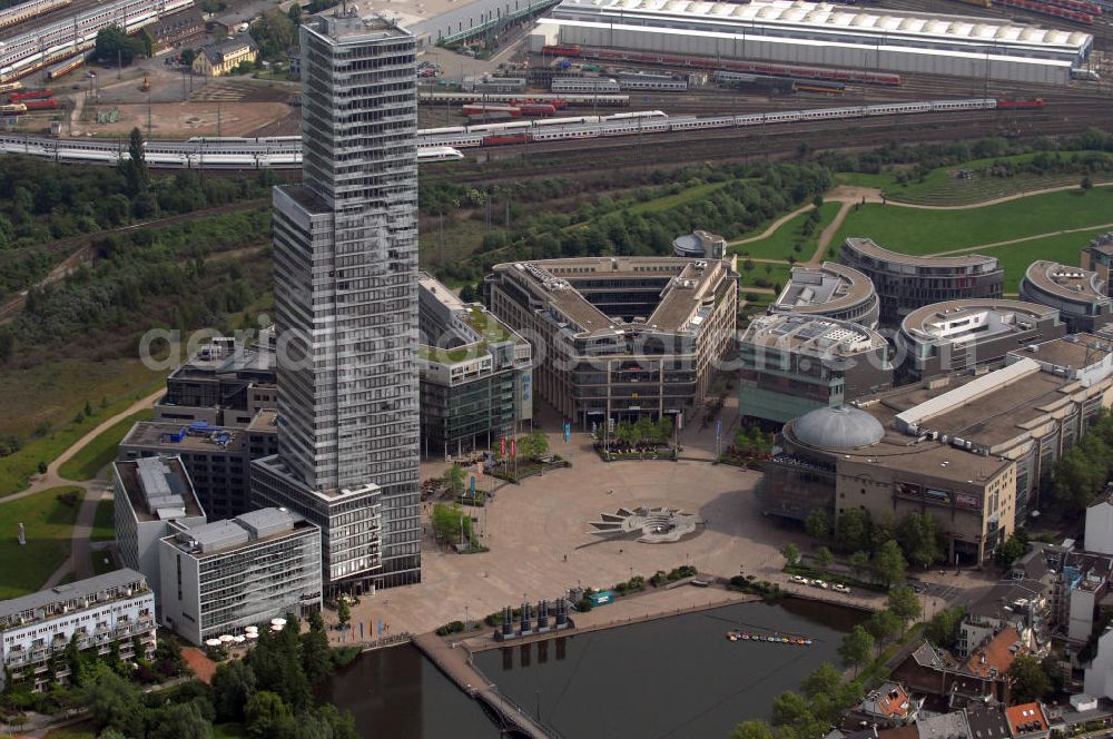 Aerial photograph Köln - Blick auf den Kölnturm. Der Kölnturm ist mit 148,5 Metern (165,48 Meter mit Antenne) das höchste Bürogebäude in Köln. Er wurde in zweieinhalb Jahren, vom 1. Juni 1999 (Grundsteinlegung) bis 21. November 2001 (Einweihung) im Kölner Mediapark gebaut. Das Gebäudeensemble im Stadtteil Köln-Neustadt-Nord soll die Stadt Köln als Medienstandort aufwerten und Unternehmen aus der Branche Büro-, Kongress- und Konferenzräume bieten. Verantwortliche Architekten sind Jean Nouvel (Paris) und Kohl und Kohl (Essen). Kontakt Jean Nouvel: Tel. (+33)1 49238383, Email: info@jeannouvel.fr; Kontakt Kohl und Kohl: Tel. +49(0)201 105630