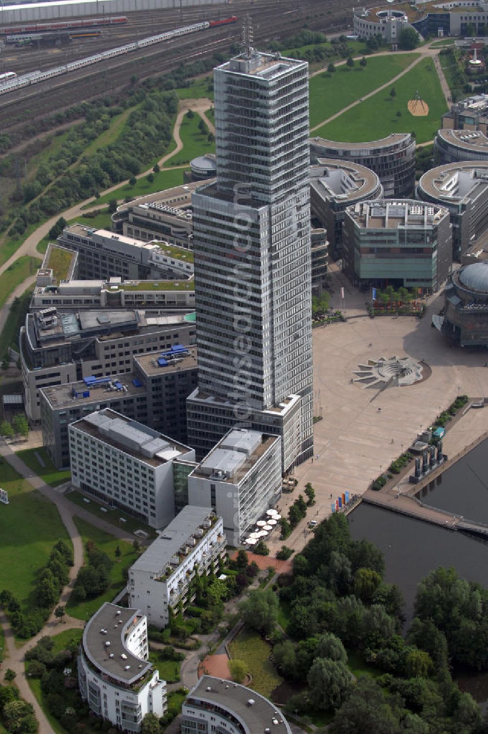 Köln from above - Blick auf den Kölnturm. Der Kölnturm ist mit 148,5 Metern (165,48 Meter mit Antenne) das höchste Bürogebäude in Köln. Er wurde in zweieinhalb Jahren, vom 1. Juni 1999 (Grundsteinlegung) bis 21. November 2001 (Einweihung) im Kölner Mediapark gebaut. Das Gebäudeensemble im Stadtteil Köln-Neustadt-Nord soll die Stadt Köln als Medienstandort aufwerten und Unternehmen aus der Branche Büro-, Kongress- und Konferenzräume bieten. Verantwortliche Architekten sind Jean Nouvel (Paris) und Kohl und Kohl (Essen). Kontakt Jean Nouvel: Tel. (+33)1 49238383, Email: info@jeannouvel.fr; Kontakt Kohl und Kohl: Tel. +49(0)201 105630