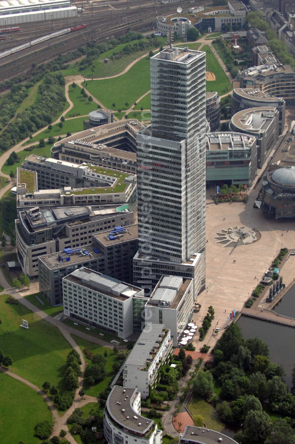 Köln from the bird's eye view: Blick auf den Kölnturm. Der Kölnturm ist mit 148,5 Metern (165,48 Meter mit Antenne) das höchste Bürogebäude in Köln. Er wurde in zweieinhalb Jahren, vom 1. Juni 1999 (Grundsteinlegung) bis 21. November 2001 (Einweihung) im Kölner Mediapark gebaut. Das Gebäudeensemble im Stadtteil Köln-Neustadt-Nord soll die Stadt Köln als Medienstandort aufwerten und Unternehmen aus der Branche Büro-, Kongress- und Konferenzräume bieten. Verantwortliche Architekten sind Jean Nouvel (Paris) und Kohl und Kohl (Essen). Kontakt Jean Nouvel: Tel. (+33)1 49238383, Email: info@jeannouvel.fr; Kontakt Kohl und Kohl: Tel. +49(0)201 105630