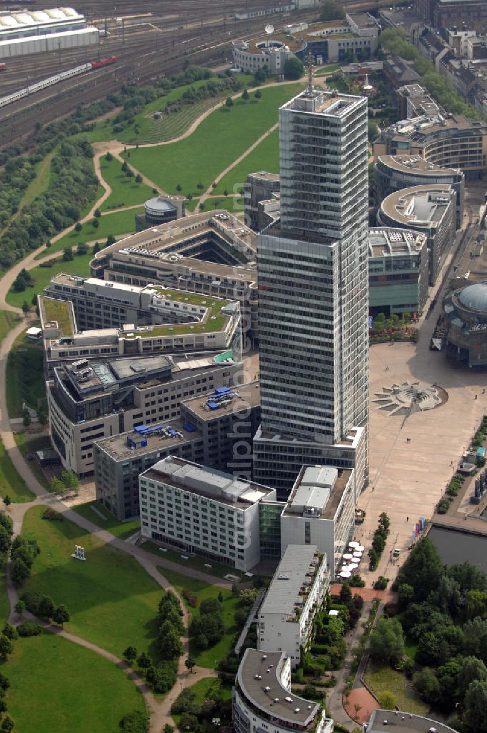 Aerial image Köln - Blick auf den Kölnturm. Der Kölnturm ist mit 148,5 Metern (165,48 Meter mit Antenne) das höchste Bürogebäude in Köln. Er wurde in zweieinhalb Jahren, vom 1. Juni 1999 (Grundsteinlegung) bis 21. November 2001 (Einweihung) im Kölner Mediapark gebaut. Das Gebäudeensemble im Stadtteil Köln-Neustadt-Nord soll die Stadt Köln als Medienstandort aufwerten und Unternehmen aus der Branche Büro-, Kongress- und Konferenzräume bieten. Verantwortliche Architekten sind Jean Nouvel (Paris) und Kohl und Kohl (Essen). Kontakt Jean Nouvel: Tel. (+33)1 49238383, Email: info@jeannouvel.fr; Kontakt Kohl und Kohl: Tel. +49(0)201 105630