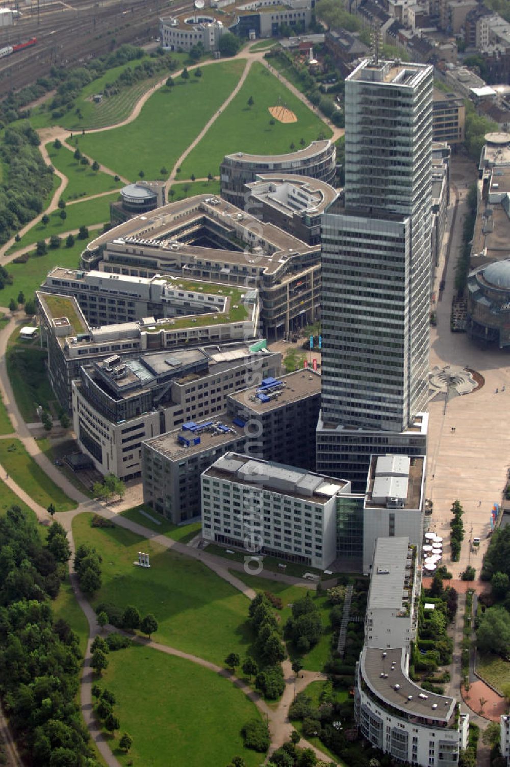 Aerial photograph Köln - Blick auf den Kölnturm. Der Kölnturm ist mit 148,5 Metern (165,48 Meter mit Antenne) das höchste Bürogebäude in Köln. Er wurde in zweieinhalb Jahren, vom 1. Juni 1999 (Grundsteinlegung) bis 21. November 2001 (Einweihung) im Kölner Mediapark gebaut. Das Gebäudeensemble im Stadtteil Köln-Neustadt-Nord soll die Stadt Köln als Medienstandort aufwerten und Unternehmen aus der Branche Büro-, Kongress- und Konferenzräume bieten. Verantwortliche Architekten sind Jean Nouvel (Paris) und Kohl und Kohl (Essen). Kontakt Jean Nouvel: Tel. (+33)1 49238383, Email: info@jeannouvel.fr; Kontakt Kohl und Kohl: Tel. +49(0)201 105630