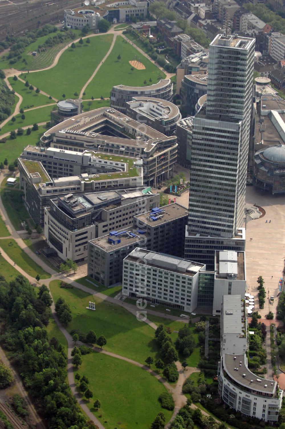 Köln from above - Blick auf den Kölnturm. Der Kölnturm ist mit 148,5 Metern (165,48 Meter mit Antenne) das höchste Bürogebäude in Köln. Er wurde in zweieinhalb Jahren, vom 1. Juni 1999 (Grundsteinlegung) bis 21. November 2001 (Einweihung) im Kölner Mediapark gebaut. Das Gebäudeensemble im Stadtteil Köln-Neustadt-Nord soll die Stadt Köln als Medienstandort aufwerten und Unternehmen aus der Branche Büro-, Kongress- und Konferenzräume bieten. Verantwortliche Architekten sind Jean Nouvel (Paris) und Kohl und Kohl (Essen). Kontakt Jean Nouvel: Tel. (+33)1 49238383, Email: info@jeannouvel.fr; Kontakt Kohl und Kohl: Tel. +49(0)201 105630