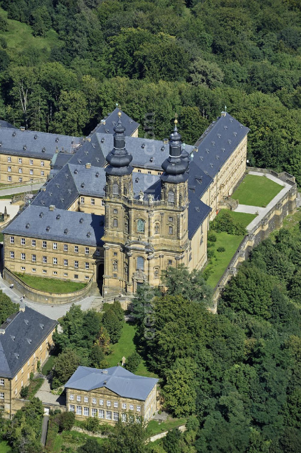 Bad Staffelstein from above - Blick auf das Kloster Banz,einem ehemaligen Benediktinerkloster. Seit 1978 ist das Kloster im Besitz der CSU-nahen Hanns-Seidel-Stiftung und dient als Tagungsstätte. Die gegründete Benediktiner-Abtei war bis zur Säkularisation 1803 das älteste Kloster am Obermain. View of the Banz Abbey, a former Benedictine monastery. Since 1978, the monastery owned by the CSU-affiliated Hanns-Seidel Foundation and serves as a meeting place. The Benedictine abbey was founded in 1073 and until the secularisation in 1803 the oldest monastery in the Upper Main.