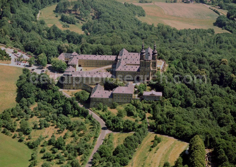 Aerial image Bad Staffelstein - Blick auf das Kloster Banz, es ist ein ehemaliges Benediktinerkloster, das seit 1978 zum Gebiet der Stadt Bad Staffelstein nördlich von Bamberg gehört. Seit 1978 ist das Kloster im Besitz der CSU-nahen Hanns-Seidel-Stiftung und dient als Tagungsstätte. Die um 1070 durch Gräfin Alberada von Schweinfurt und ihrem Mann, dem Grafen Hermann von Habsberg-Kastl, gegründete Benediktiner-Abtei war bis zur Säkularisation 1803 das älteste Kloster am Obermain. Im Spätmittelalter und darüber hinaus bis 1575 wurden nur Adlige als Mönche aufgenommen. Nach dem Dreißigjährigen Krieg musste das Kloster neu gebaut werden. Die Äbte Eucharius Weiner und Kilian Düring beauftragten Leonhard Dientzenhofer und, nach dessen Tod 1707, seinen Bruder Johann. Die Bauarbeiten begannen 1698. 1719 wurde die Kirche konsekriert.