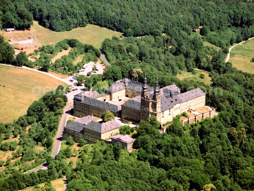 Aerial photograph Bad Staffelstein - Blick auf das Kloster Banz, es ist ein ehemaliges Benediktinerkloster, das seit 1978 zum Gebiet der Stadt Bad Staffelstein nördlich von Bamberg gehört. Seit 1978 ist das Kloster im Besitz der CSU-nahen Hanns-Seidel-Stiftung und dient als Tagungsstätte. Die um 1070 durch Gräfin Alberada von Schweinfurt und ihrem Mann, dem Grafen Hermann von Habsberg-Kastl, gegründete Benediktiner-Abtei war bis zur Säkularisation 1803 das älteste Kloster am Obermain. Im Spätmittelalter und darüber hinaus bis 1575 wurden nur Adlige als Mönche aufgenommen. Nach dem Dreißigjährigen Krieg musste das Kloster neu gebaut werden. Die Äbte Eucharius Weiner und Kilian Düring beauftragten Leonhard Dientzenhofer und, nach dessen Tod 1707, seinen Bruder Johann. Die Bauarbeiten begannen 1698. 1719 wurde die Kirche konsekriert.