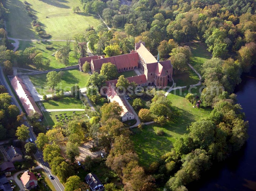 Chorin from above - 13.10.2004 Blick auf das Kloster Chorin. Das Kloster entstand ca. zwischen 1270 und 1300 und liegt in einer reizvollen Waldlandschaft. Klosterverwaltung: Amt Chorin 11 16230 Chorin Tel.: 033366- 70377 Fax: 033366-70378 Öffnungszeiten: April- Oktober 9-19 Uhr, Nov.- März 9-16 Uhr