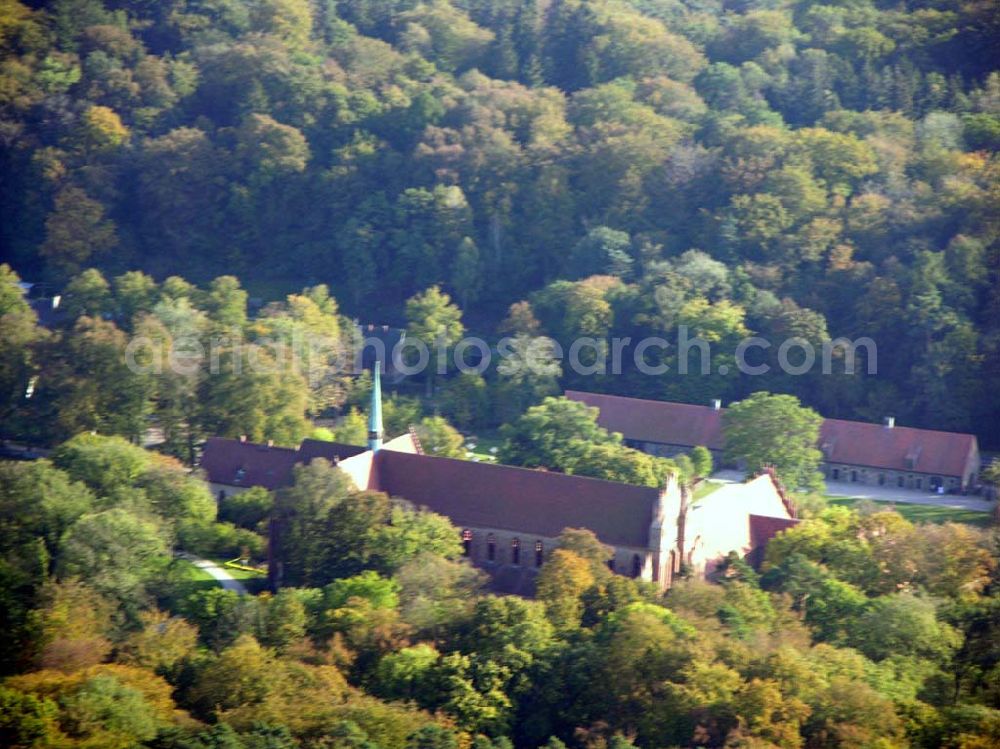 Chorin from the bird's eye view: 13.10.2004 Blick auf das Kloster Chorin. Das Kloster entstand ca. zwischen 1270 und 1300 und liegt in einer reizvollen Waldlandschaft. Klosterverwaltung: Amt Chorin 11 16230 Chorin Tel.: 033366- 70377 Fax: 033366-70378 Öffnungszeiten: April- Oktober 9-19 Uhr, Nov.- März 9-16 Uhr