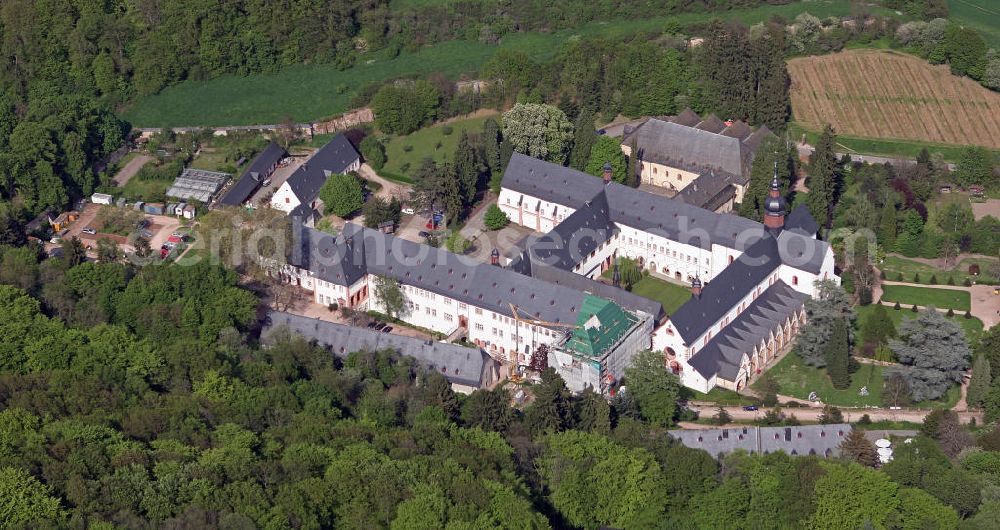 Eltville from above - Das ehemalige Zisterzienserkloster Eberbach bei Eltville. Das Kloster wurde 1136 von Bernhard von Clairvaux gegründet und diente in der Neuzeit als Gefängnis oder Klinik. Hier wurde der Film Der Name der Rose zum großen Teil gedreht. The former Cistercian monastery of Eberbach in Eltville. The monastery was founded in 1136 by Bernard of Clairvaux and served in modern times as a prison or hospital. The film The Name of the Rose was shot here.