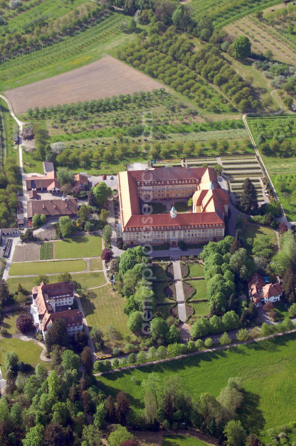 Obersasbach from the bird's eye view: Kloster Erlenbad in Obersasbach. Die Grundsteinlegung der Klosterkirche, die von den Franziskanerinnen von Erlenbad bewohnt wird, fand am 19.März 1925 statt. Die Schwestern zogen 1925 in den Rohbau des Mutterhauses ein. 1930 war der Kirchenraum dann einigermaßen ausgestattet. Der Hochaltar wurde dann 1961 eingeweiht. 1980/81 wurde der Chorraum umgestaltet. Die letzte Renovierung erfolgte im Jahr 2004, wo u. a. der Chorraum, die Figuren oder auch die Orgel verschönert wurden. Kontakt: Kloster Erlenbad, Erlenbadstr. 75, 77880 Sasbach bei Achern - Obersasbach, Tel.: +49(0)7841 7915, Fax: +49(0)7841 600722, E-Mail: info@erlenbad.de