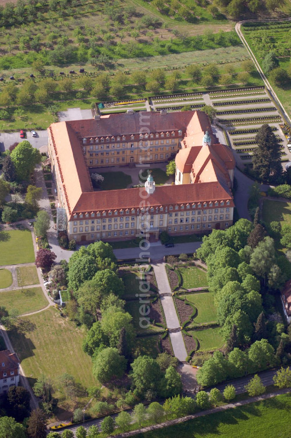 Aerial image Obersasbach - Kloster Erlenbad in Obersasbach. Die Grundsteinlegung der Klosterkirche, die von den Franziskanerinnen von Erlenbad bewohnt wird, fand am 19.März 1925 statt. Die Schwestern zogen 1925 in den Rohbau des Mutterhauses ein. 1930 war der Kirchenraum dann einigermaßen ausgestattet. Der Hochaltar wurde dann 1961 eingeweiht. 1980/81 wurde der Chorraum umgestaltet. Die letzte Renovierung erfolgte im Jahr 2004, wo u. a. der Chorraum, die Figuren oder auch die Orgel verschönert wurden. Kontakt: Kloster Erlenbad, Erlenbadstr. 75, 77880 Sasbach bei Achern - Obersasbach, Tel.: +49(0)7841 7915, Fax: +49(0)7841 600722, E-Mail: info@erlenbad.de