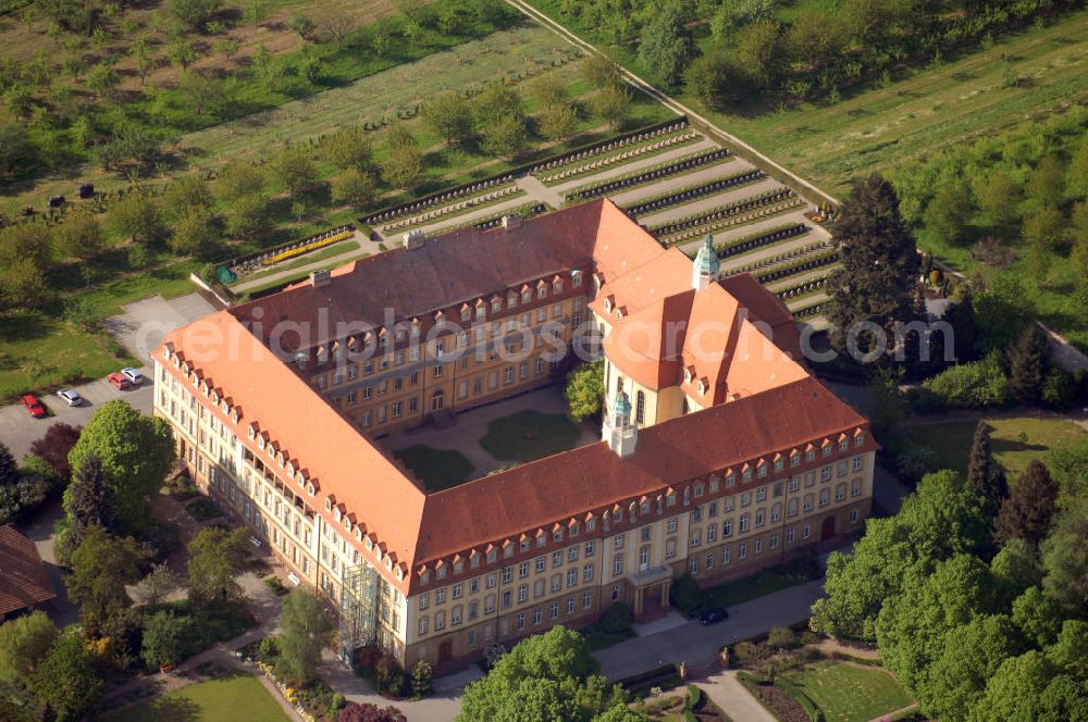 Aerial photograph Sasbach - Kloster Erlenbad in Obersasbach. Die Grundsteinlegung der Klosterkirche, die von den Franziskanerinnen von Erlenbad bewohnt wird, fand am 19.März 1925 statt. Die Schwestern zogen 1925 in den Rohbau des Mutterhauses ein. 1930 war der Kirchenraum dann einigermaßen ausgestattet. Der Hochaltar wurde dann 1961 eingeweiht. 1980/81 wurde der Chorraum umgestaltet. Die letzte Renovierung erfolgte im Jahr 2004, wo u. a. der Chorraum, die Figuren oder auch die Orgel verschönert wurden. Kontakt: Kloster Erlenbad, Erlenbadstr. 75, 77880 Sasbach bei Achern - Obersasbach, Tel.: +49(0)7841 7915, Fax: +49(0)7841 600722, E-Mail: info@erlenbad.de