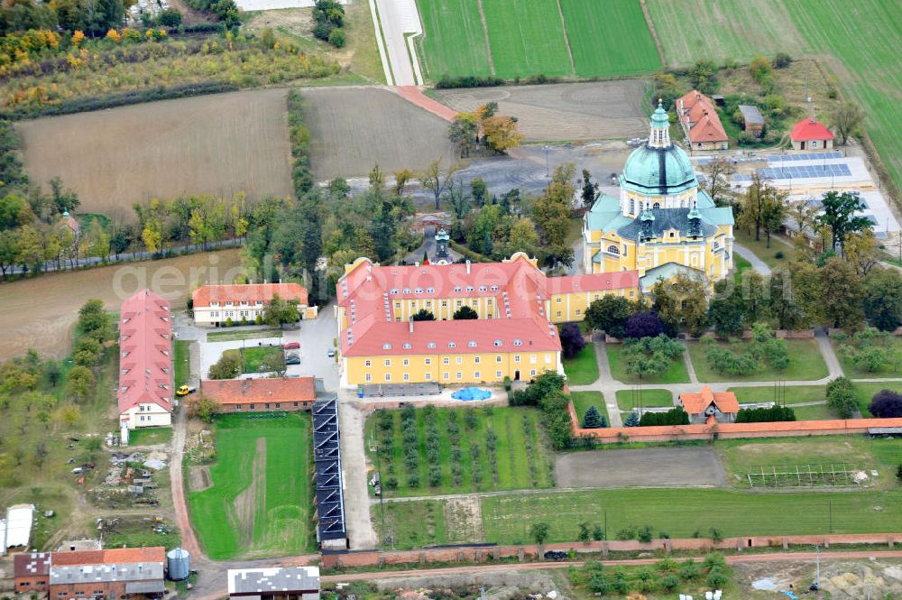 Aerial image Gostyn - Auf dem Heiligberg befindet sich ein Kloster mit Kirche des Oratoriums des Hl. Philipp Neri in Gostyn auf dem Gebiet der Siedlung Glogowko in Großpolen / Wielkopolskie, Polen / Polska. Das Heiligberger Sanktuarium ist Wallfahrtsstätte der Marienverehrung. The abbey and church of the Oratory of St. Philip Neri in Gostyn, Greater Poland.