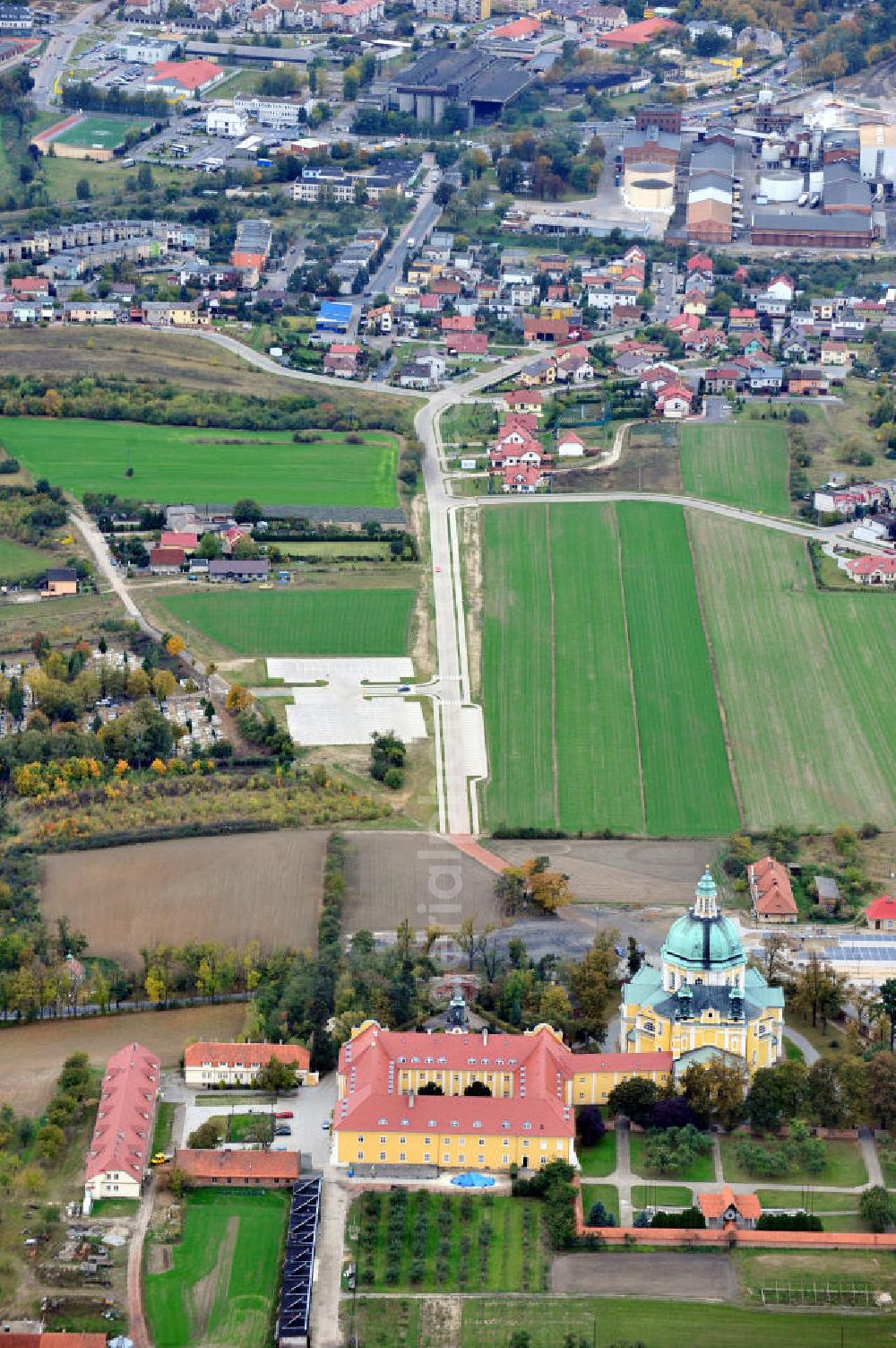 Aerial photograph Gostyn - Auf dem Heiligberg befindet sich ein Kloster mit Kirche des Oratoriums des Hl. Philipp Neri in Gostyn auf dem Gebiet der Siedlung Glogowko in Großpolen / Wielkopolskie, Polen / Polska. Das Heiligberger Sanktuarium ist Wallfahrtsstätte der Marienverehrung. The abbey and church of the Oratory of St. Philip Neri in Gostyn, Greater Poland.