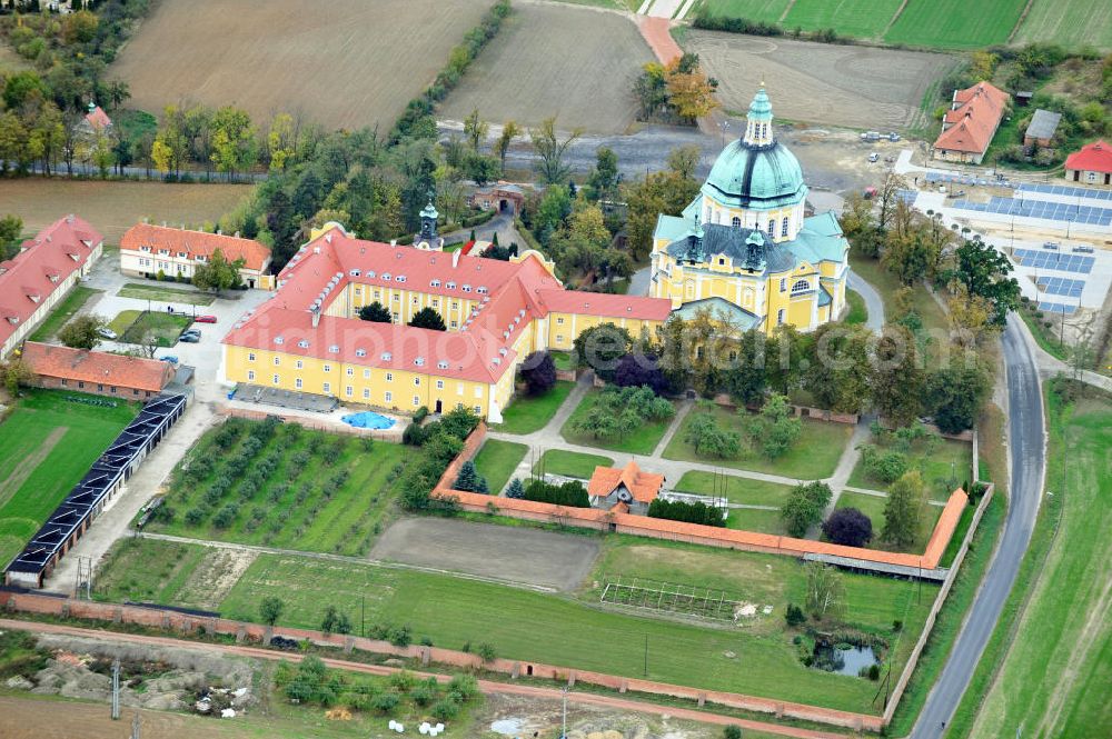 Gostyn from above - Auf dem Heiligberg befindet sich ein Kloster mit Kirche des Oratoriums des Hl. Philipp Neri in Gostyn auf dem Gebiet der Siedlung Glogowko in Großpolen / Wielkopolskie, Polen / Polska. Das Heiligberger Sanktuarium ist Wallfahrtsstätte der Marienverehrung. The abbey and church of the Oratory of St. Philip Neri in Gostyn, Greater Poland.