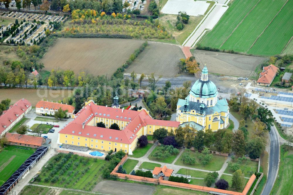 Gostyn from the bird's eye view: Auf dem Heiligberg befindet sich ein Kloster mit Kirche des Oratoriums des Hl. Philipp Neri in Gostyn auf dem Gebiet der Siedlung Glogowko in Großpolen / Wielkopolskie, Polen / Polska. Das Heiligberger Sanktuarium ist Wallfahrtsstätte der Marienverehrung. The abbey and church of the Oratory of St. Philip Neri in Gostyn, Greater Poland.