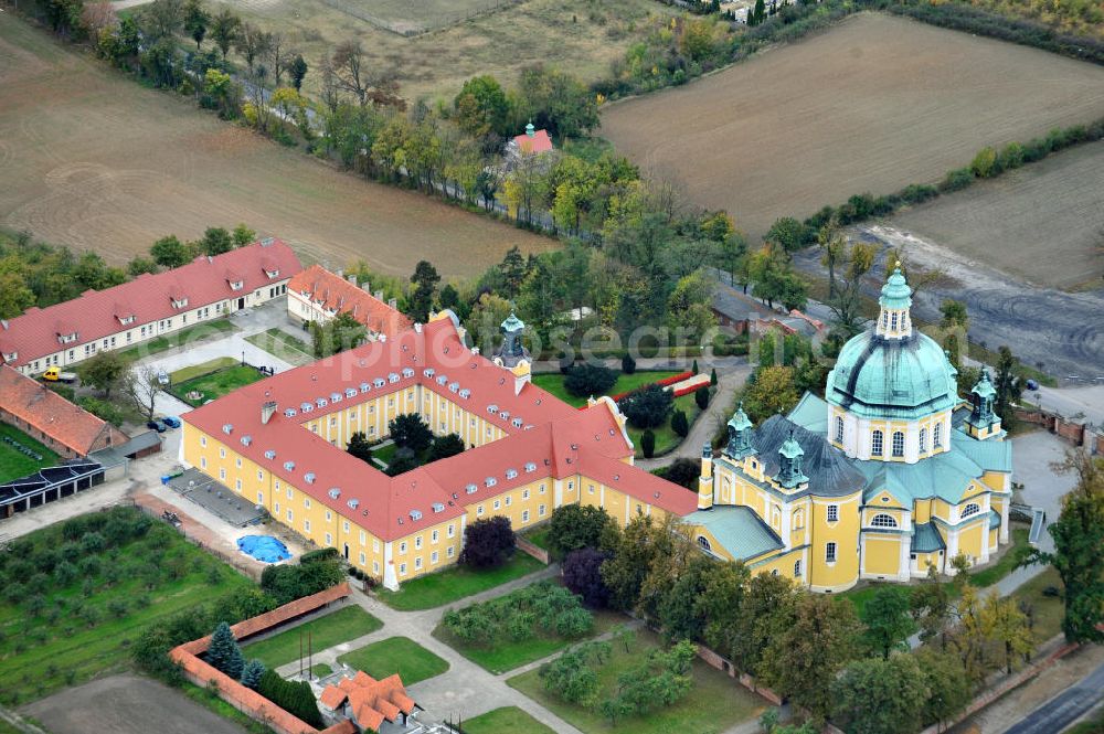 Aerial image Gostyn - Auf dem Heiligberg befindet sich ein Kloster mit Kirche des Oratoriums des Hl. Philipp Neri in Gostyn auf dem Gebiet der Siedlung Glogowko in Großpolen / Wielkopolskie, Polen / Polska. Das Heiligberger Sanktuarium ist Wallfahrtsstätte der Marienverehrung. The abbey and church of the Oratory of St. Philip Neri in Gostyn, Greater Poland.