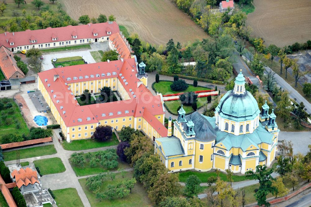 Aerial photograph Gostyn - Auf dem Heiligberg befindet sich ein Kloster mit Kirche des Oratoriums des Hl. Philipp Neri in Gostyn auf dem Gebiet der Siedlung Glogowko in Großpolen / Wielkopolskie, Polen / Polska. Das Heiligberger Sanktuarium ist Wallfahrtsstätte der Marienverehrung. The abbey and church of the Oratory of St. Philip Neri in Gostyn, Greater Poland.