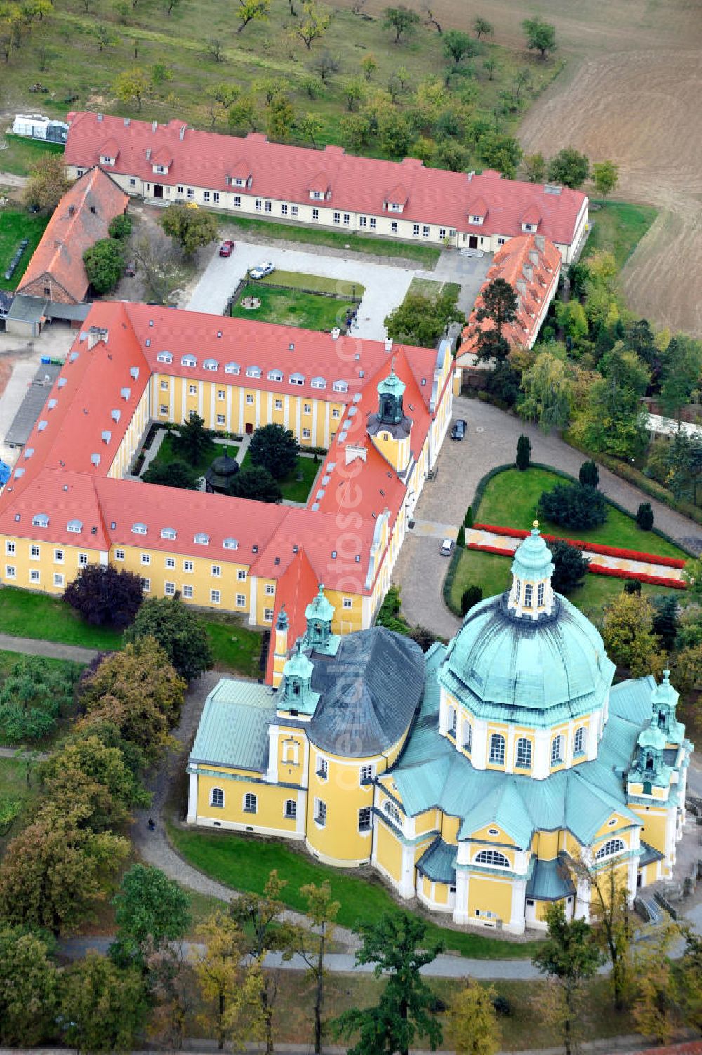 Gostyn from above - Auf dem Heiligberg befindet sich ein Kloster mit Kirche des Oratoriums des Hl. Philipp Neri in Gostyn auf dem Gebiet der Siedlung Glogowko in Großpolen / Wielkopolskie, Polen / Polska. Das Heiligberger Sanktuarium ist Wallfahrtsstätte der Marienverehrung. The abbey and church of the Oratory of St. Philip Neri in Gostyn, Greater Poland.