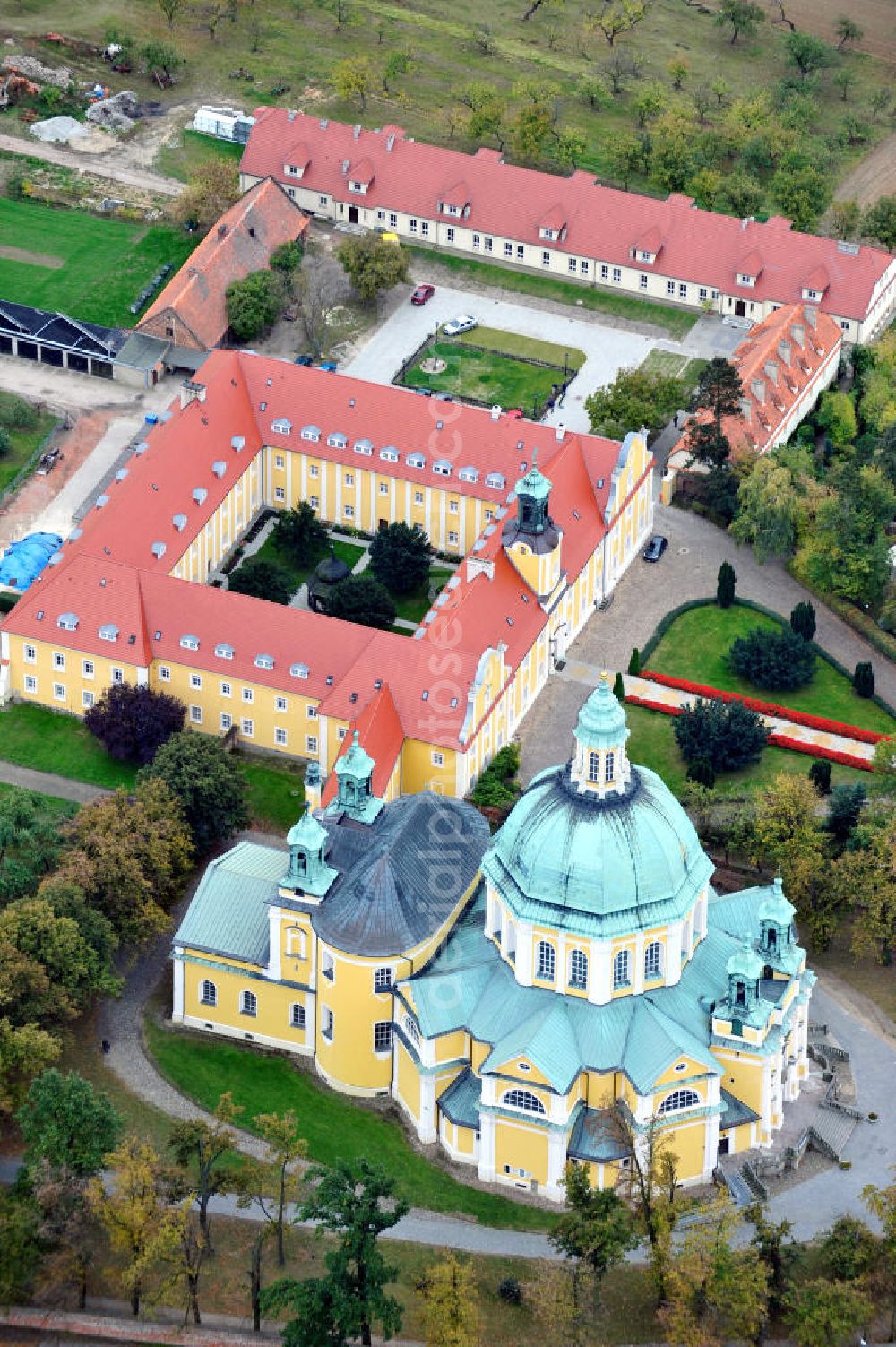 Gostyn from the bird's eye view: Auf dem Heiligberg befindet sich ein Kloster mit Kirche des Oratoriums des Hl. Philipp Neri in Gostyn auf dem Gebiet der Siedlung Glogowko in Großpolen / Wielkopolskie, Polen / Polska. Das Heiligberger Sanktuarium ist Wallfahrtsstätte der Marienverehrung. The abbey and church of the Oratory of St. Philip Neri in Gostyn, Greater Poland.