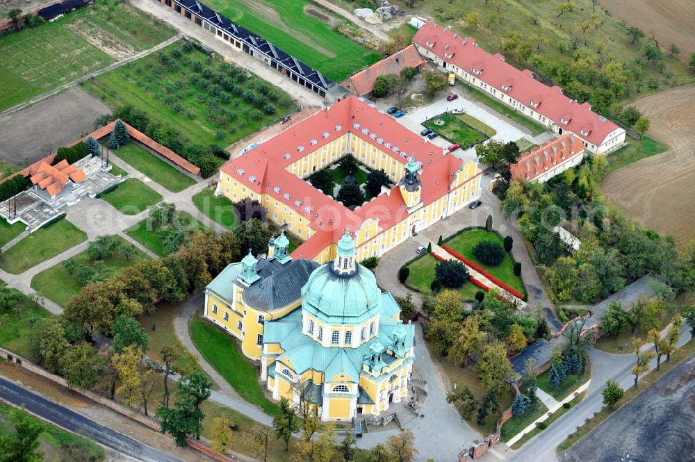 Aerial image Gostyn - Auf dem Heiligberg befindet sich ein Kloster mit Kirche des Oratoriums des Hl. Philipp Neri in Gostyn auf dem Gebiet der Siedlung Glogowko in Großpolen / Wielkopolskie, Polen / Polska. Das Heiligberger Sanktuarium ist Wallfahrtsstätte der Marienverehrung. The abbey and church of the Oratory of St. Philip Neri in Gostyn, Greater Poland.