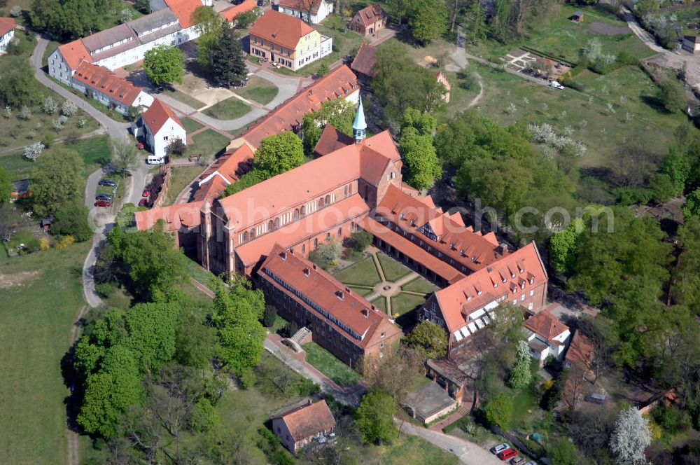 Aerial photograph LEHNIN - Das Kloster Lehnin in der gleichnamigen Gemeinde südwestlich von Potsdam ist eine ehemalige Zisterzienserabtei. 1180 gegründet und im Zuge der Reformation 1542 säkularisiert, beherbergt es seit 1911 das Luise-Henrietten-Stift. Das Kloster liegt im Zentrum der Hochfläche Zauche in wald- und wasserreicher Umgebung rund 700 Meter vom Klostersee entfernt. Das Kloster spielte im Hochmittelalter eine wichtige Rolle beim Landesausbau der jungen Mark Brandenburg unter deren ersten Markgrafen aus dem Haus der Askanier. Neben seiner historischen kommt dem Kloster auch eine große kulturelle Bedeutung zu: Seine Kirche zählt zu den wichtigsten romanisch-gotischen Backsteinbauten in Brandenburg. Deren Rekonstruktion in den Jahren von 1871 bis 1877 gilt als frühe Glanzleistung der modernen Denkmalpflege. Das heutige Lehniner Stift sieht sich mit seinen pflegerischen, medizinischen und ausbildenden diakonischen Einrichtungen in der klösterlichen Tradition und versteht sich als Schaufenster der Evangelischen Kirche.