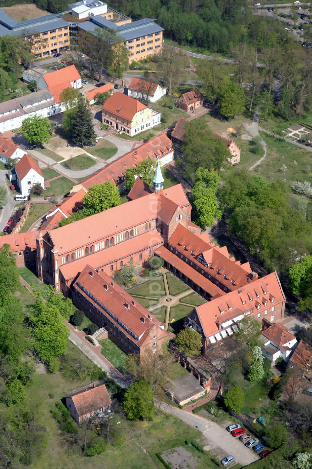 LEHNIN from above - Das Kloster Lehnin in der gleichnamigen Gemeinde südwestlich von Potsdam ist eine ehemalige Zisterzienserabtei. 1180 gegründet und im Zuge der Reformation 1542 säkularisiert, beherbergt es seit 1911 das Luise-Henrietten-Stift. Das Kloster liegt im Zentrum der Hochfläche Zauche in wald- und wasserreicher Umgebung rund 700 Meter vom Klostersee entfernt. Das Kloster spielte im Hochmittelalter eine wichtige Rolle beim Landesausbau der jungen Mark Brandenburg unter deren ersten Markgrafen aus dem Haus der Askanier. Neben seiner historischen kommt dem Kloster auch eine große kulturelle Bedeutung zu: Seine Kirche zählt zu den wichtigsten romanisch-gotischen Backsteinbauten in Brandenburg. Deren Rekonstruktion in den Jahren von 1871 bis 1877 gilt als frühe Glanzleistung der modernen Denkmalpflege. Das heutige Lehniner Stift sieht sich mit seinen pflegerischen, medizinischen und ausbildenden diakonischen Einrichtungen in der klösterlichen Tradition und versteht sich als Schaufenster der Evangelischen Kirche.