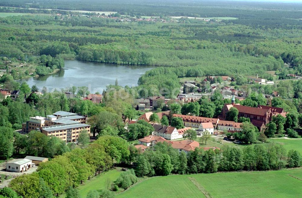 Aerial photograph Lehnin/Brandenburg - Kloster Lehnin mit dem Erweiterungsbauten und Gästehaus. Datum: 05.05.03 Postanschrift: Luise-Henrietten-Sift, Klosterkirchplatz 17, 14797 Lehnin, Tel.: 03382-768810