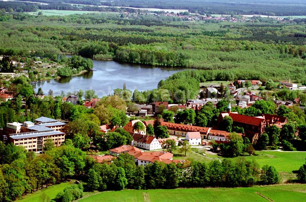 Lehnin/Brandenburg from above - Kloster Lehnin mit dem Erweiterungsbauten und Gästehaus. Datum: 05.05.03 Postanschrift: Luise-Henrietten-Sift, Klosterkirchplatz 17, 14797 Lehnin, Tel.: 03382-768810