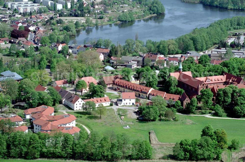 Aerial image Lehnin/Brandenburg - Kloster Lehnin mit dem Erweiterungsbauten und Gästehaus. Datum: 05.05.03 Postanschrift: Luise-Henrietten-Sift, Klosterkirchplatz 17, 14797 Lehnin, Tel.: 03382-768810