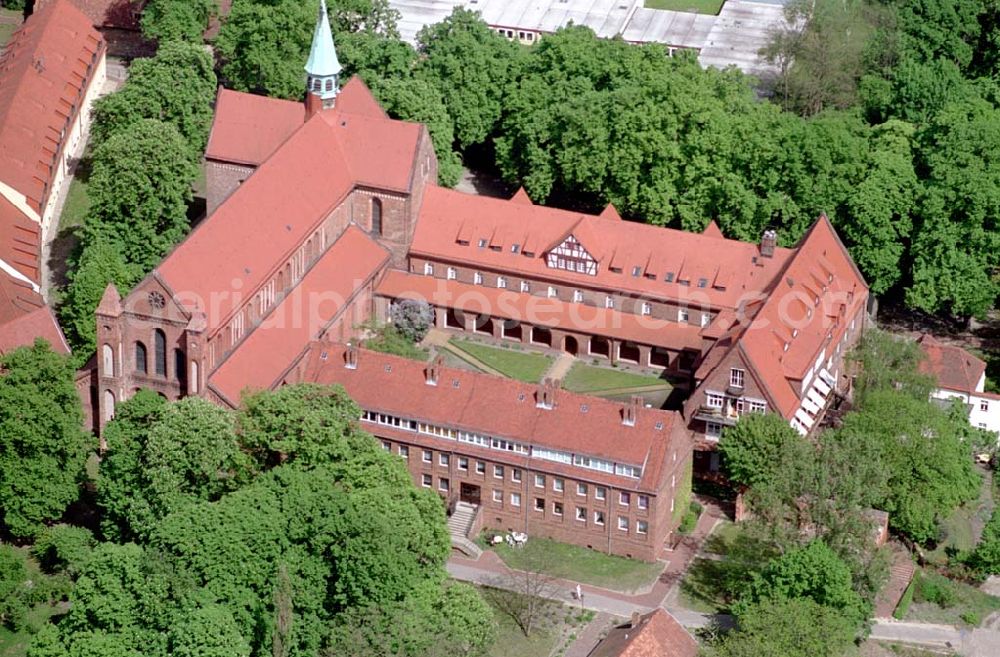 Lehnin/Brandenburg from above - Kloster Lehnin mit dem Erweiterungsbauten und Gästehaus. Datum: 05.05.03 Postanschrift: Luise-Henrietten-Sift, Klosterkirchplatz 17, 14797 Lehnin, Tel.: 03382-768810