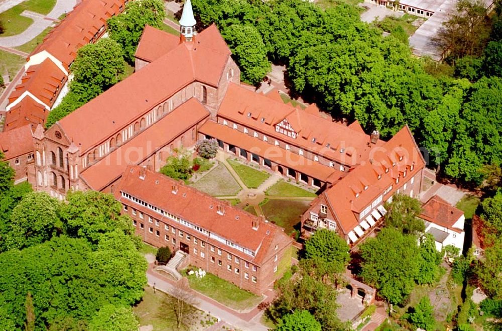 Lehnin/Brandenburg from the bird's eye view: Kloster Lehnin mit dem Erweiterungsbauten und Gästehaus. Datum: 05.05.03 Postanschrift: Luise-Henrietten-Sift, Klosterkirchplatz 17, 14797 Lehnin, Tel.: 03382-768810