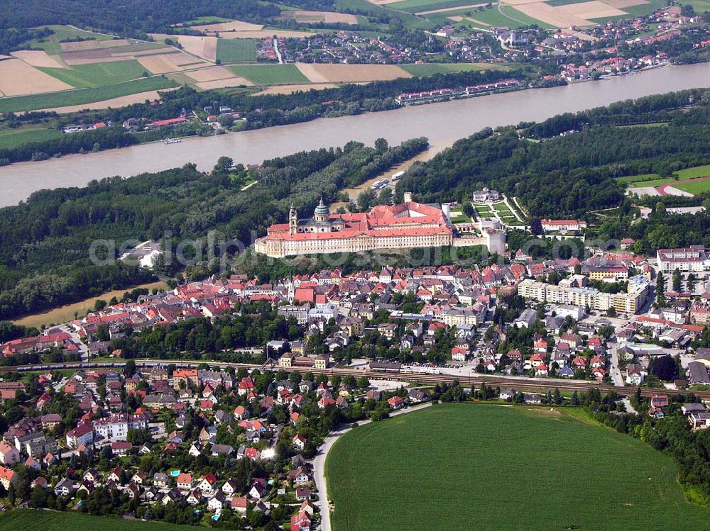 Melk (Österreich) from above - Blick auf das große Benediktinerkloster von Melk und das historische Stadtzentrum an der Donau.