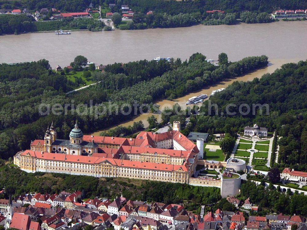 Aerial image Melk (Österreich) - Blick auf das große Benediktinerkloster von Melk und das historische Stadtzentrum an der Donau.