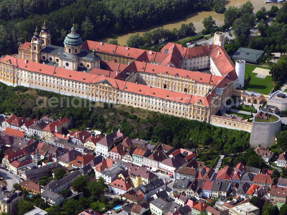 Aerial photograph Melk (Österreich) - Blick auf das große Benediktinerkloster von Melk und das historische Stadtzentrum an der Donau.