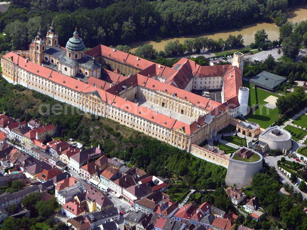 Melk (Österreich) from above - Blick auf das große Benediktinerkloster von Melk und das historische Stadtzentrum an der Donau.