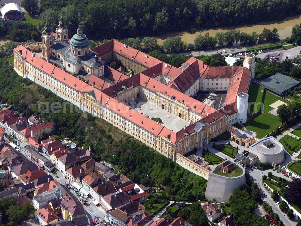 Melk (Österreich) from the bird's eye view: Blick auf das große Benediktinerkloster von Melk und das historische Stadtzentrum an der Donau.