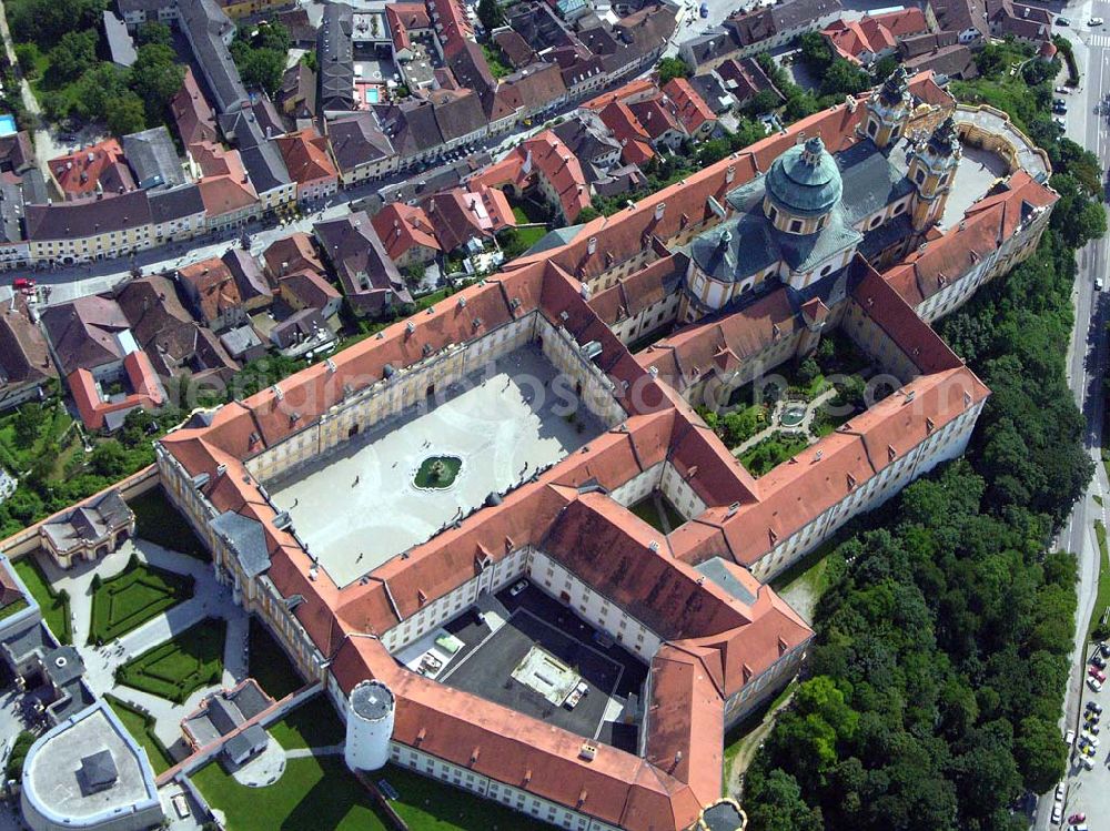 Aerial image Melk (Österreich) - Blick auf das große Benediktinerkloster von Melk und das historische Stadtzentrum an der Donau.