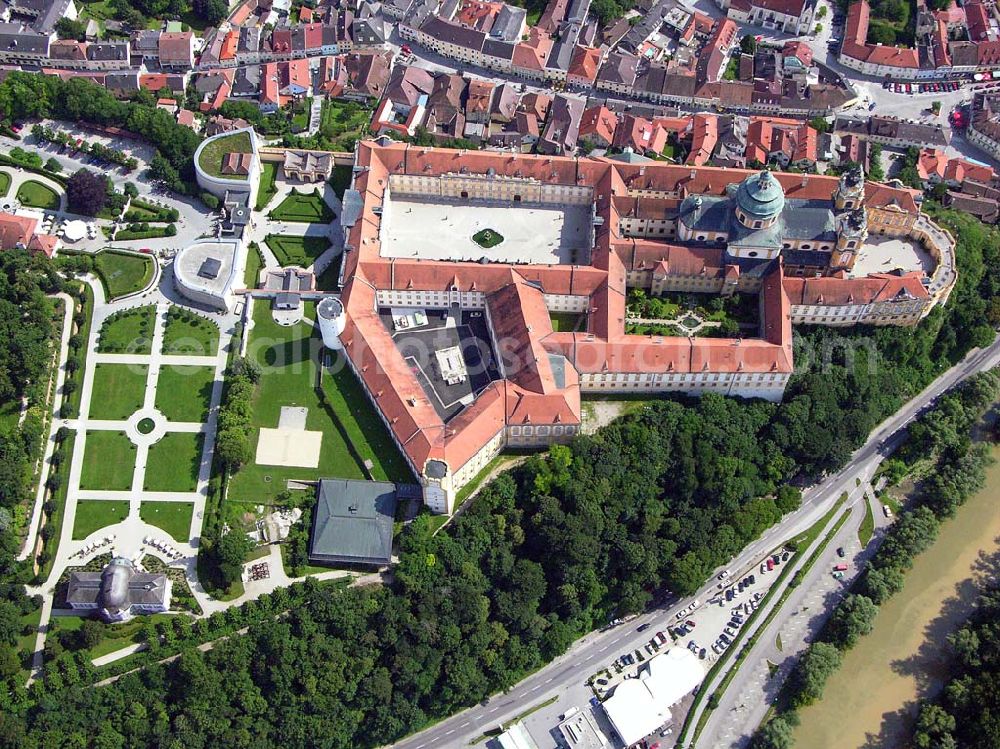 Aerial photograph Melk (Österreich) - Blick auf das große Benediktinerkloster von Melk und das historische Stadtzentrum an der Donau.