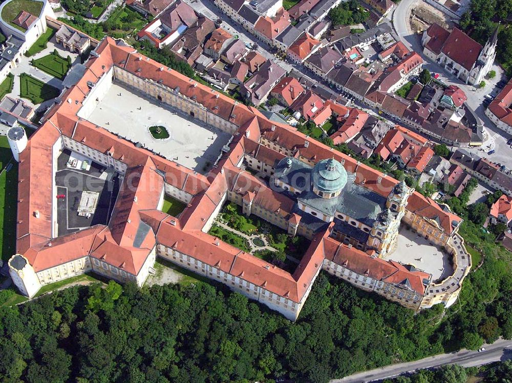 Melk (Österreich) from above - Blick auf das große Benediktinerkloster von Melk und das historische Stadtzentrum an der Donau.