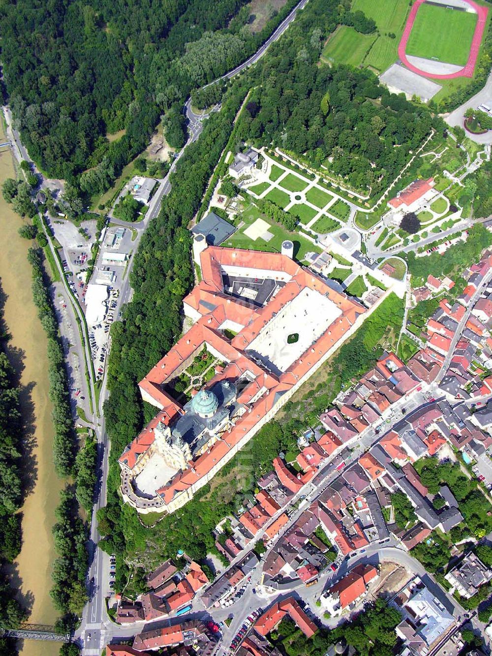 Aerial image Melk (Österreich) - Blick auf das große Benediktinerkloster von Melk und das historische Stadtzentrum an der Donau.