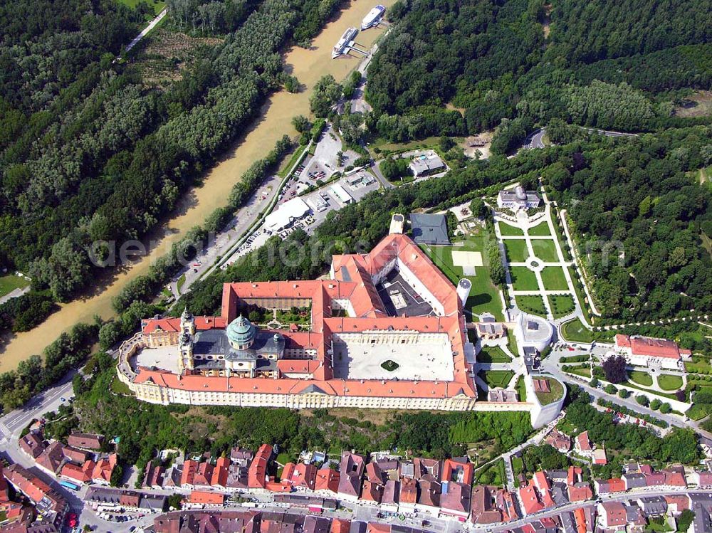 Aerial photograph Melk (Österreich) - Blick auf das große Benediktinerkloster von Melk und das historische Stadtzentrum an der Donau.