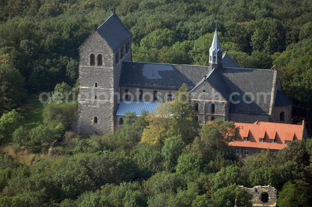 Aerial photograph Petersberg - Strasse der Romanik: In den Jahren 1124 liegt der Baubeginn der Klosterkirche des von Graf Dedo von Wettin gegründeten Augustiner-Chorherrenstifts. Ein wesentliches Merkmal ist die eingeengte Bauweise, was natürlich auf den spärlichen Platz des Berges zurückzuführen ist. Die durch den damaligen Brand zerstörten Bronzeplatten der Wettiner, sind heute als Sandsteinnachbildungen zu sehen.