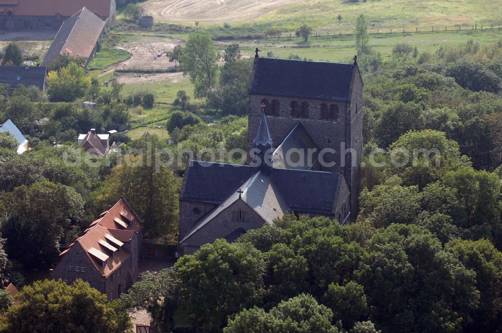 Petersberg from above - Strasse der Romanik: In den Jahren 1124 liegt der Baubeginn der Klosterkirche des von Graf Dedo von Wettin gegründeten Augustiner-Chorherrenstifts. Ein wesentliches Merkmal ist die eingeengte Bauweise, was natürlich auf den spärlichen Platz des Berges zurückzuführen ist. Die durch den damaligen Brand zerstörten Bronzeplatten der Wettiner, sind heute als Sandsteinnachbildungen zu sehen.